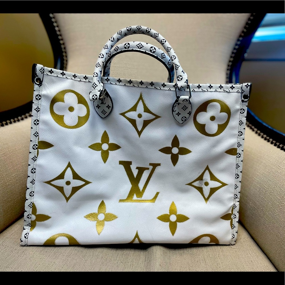 Cute tote !!! ****Not authentic***